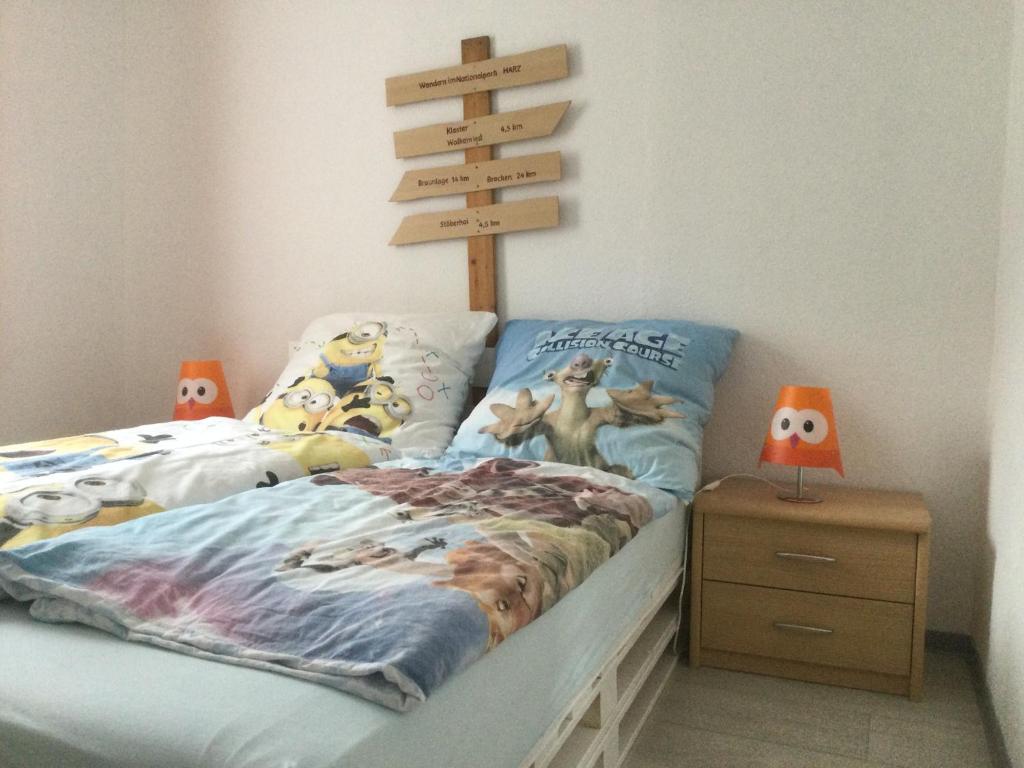 sypialnia dla dzieci z łóżkiem z drewnianym znakiem w obiekcie Dani´s Feriendomizil w mieście Wieda