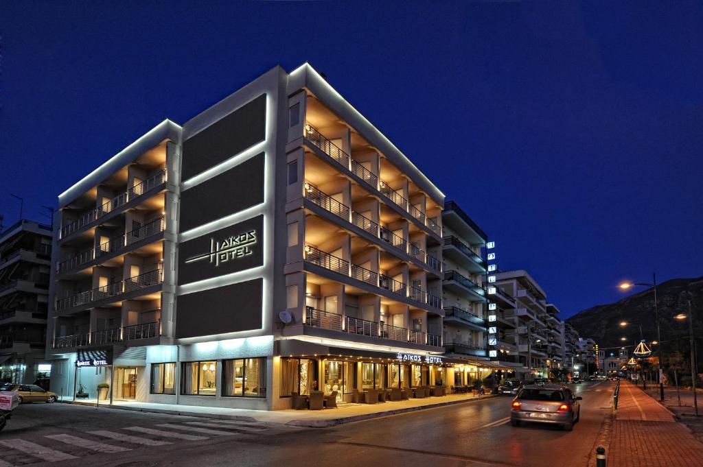 un edificio en una calle de la ciudad por la noche en Haikos Hotel, en Kalamata