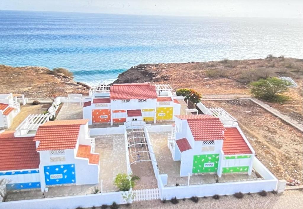 una vista aérea de una casa junto al océano en Wave Maze en Vila do Maio