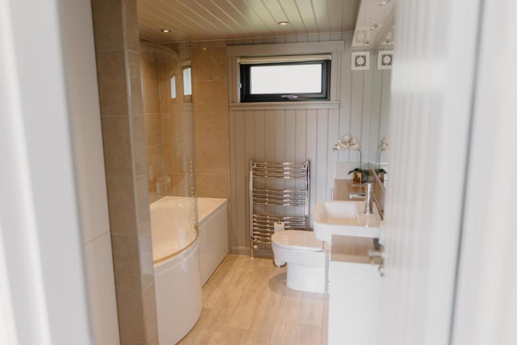 Koupelna v ubytování Linwater Caravan Park - Luxury Lodges and Static Caravans near Edinburgh