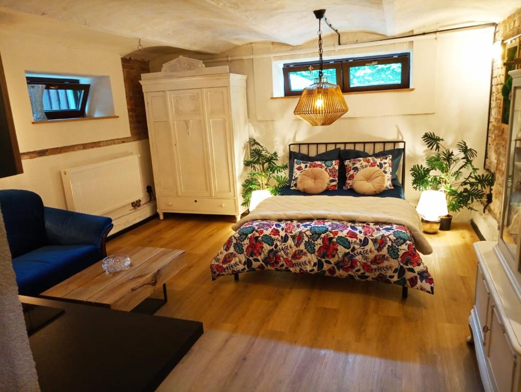 Postel nebo postele na pokoji v ubytování Klimatyczne Studio 3B z parkingiem