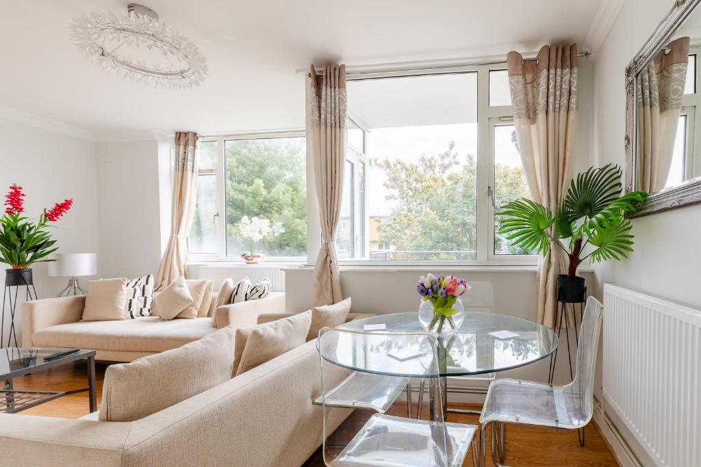 sala de estar con sofá y mesa de cristal en Cosy 3 Bed Flat Ideal for Trips to London en Londres