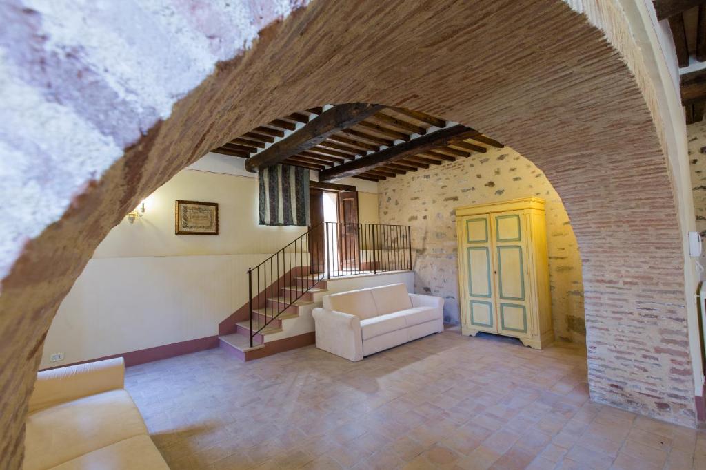 Postel nebo postele na pokoji v ubytování Borgo Colognola - Dimora Storica