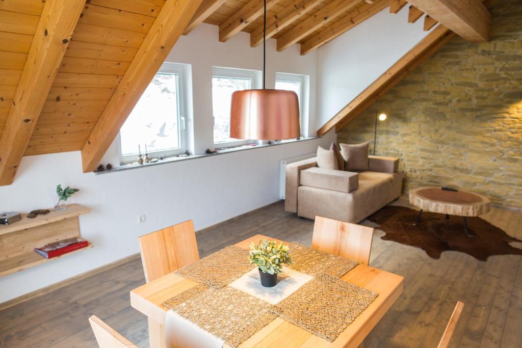 ein Wohnzimmer mit einem Tisch und einem Sofa in der Unterkunft Kuckucksnest Schwärzenbach in Titisee-Neustadt