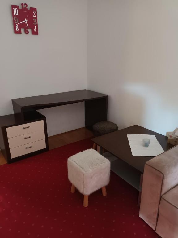 New Point في زغرب: غرفة معيشة مع مكتب وطاولة وكرسي