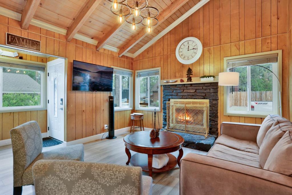 大熊湖的住宿－2334-Sweet Retreat Combo cottage，带沙发和壁炉的客厅