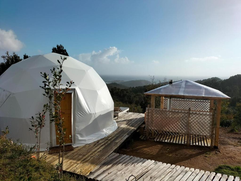 a dome tent and a gazebo on a wooden deck at Domo con tinaja, Estaquilla in Los Muermos