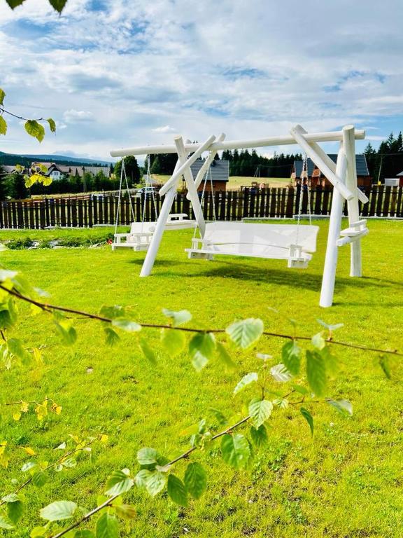 Zahrada ubytování Jagodowy Ski & Spa Luksusowe Apartamenty ze śniadaniami Sauna Balia Jacuzzi Bilard Latem Basen podgrzewany z widokiem na góry 4km do Zieleniec SKI Arena