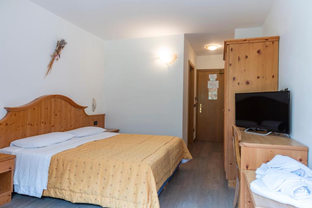 A bed or beds in a room at Sport Hotel Stella Alpina