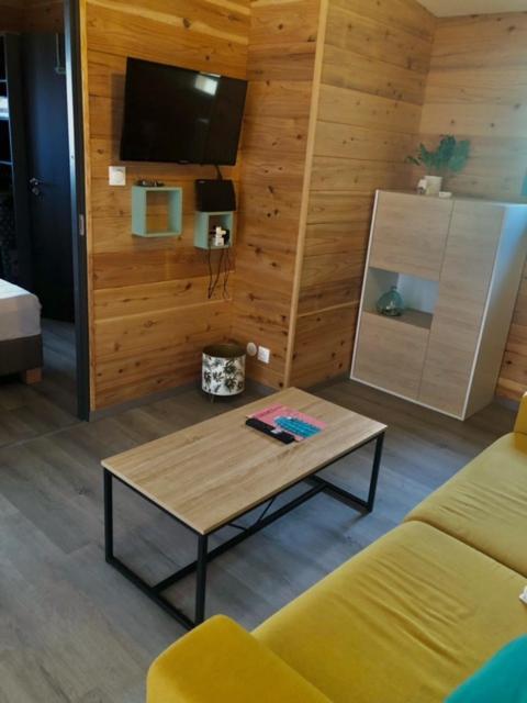 TV a/nebo společenská místnost v ubytování Bungalow de Coco