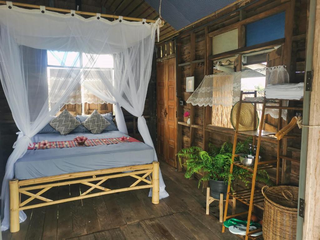 Un pat sau paturi într-o cameră la ฟาร์มสเตย์ไร่คืนรัง - RKR Farmstay