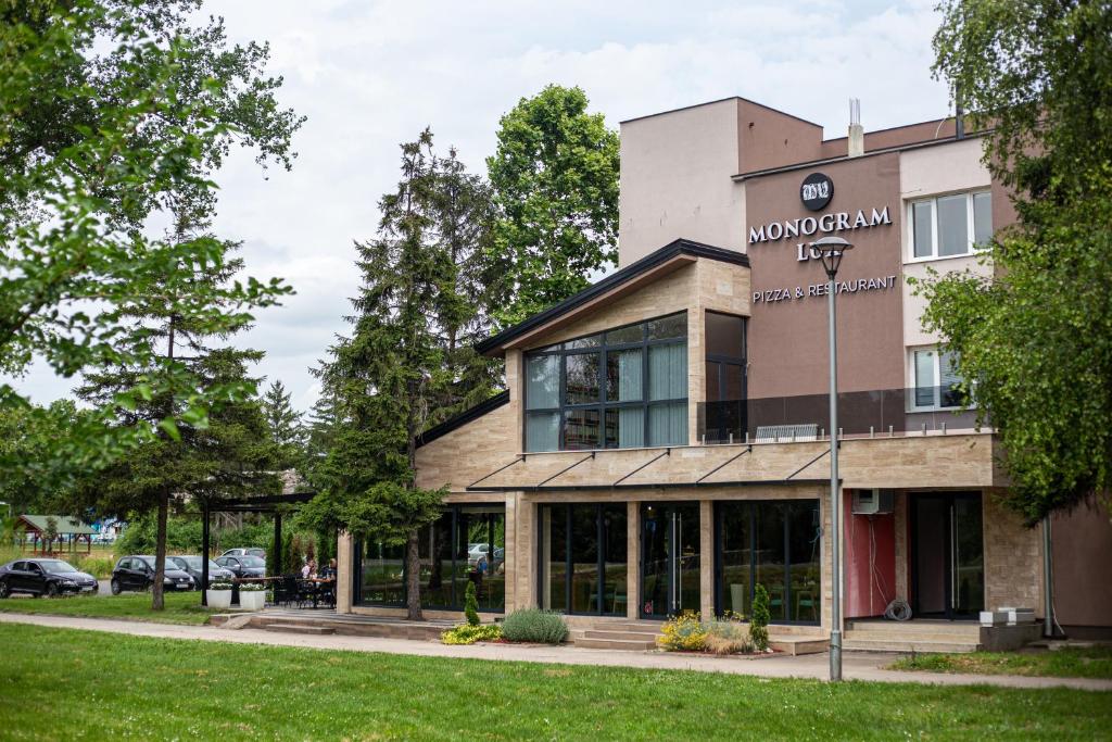 un bâtiment en face d'un parc dans l'établissement Monogramlux, à Inđija