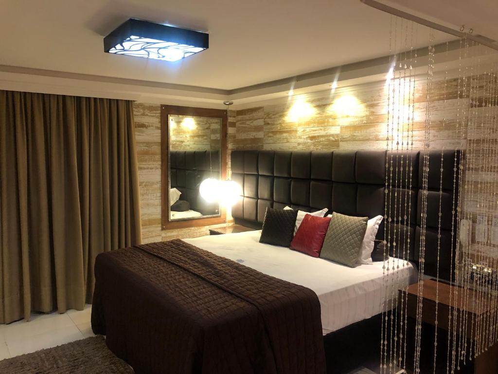 um quarto com uma cama grande e uma janela em HOTEL BIGSTAR em Salvador