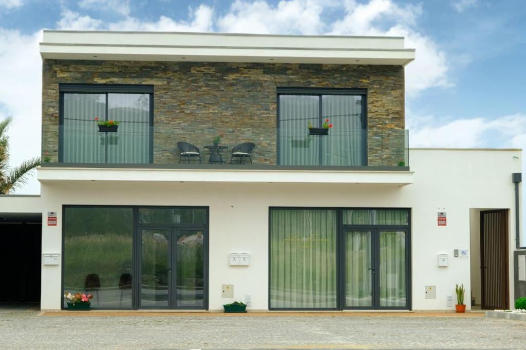 una casa con puertas y ventanas de cristal en Avenida House a 700 metros da praia, en Esposende