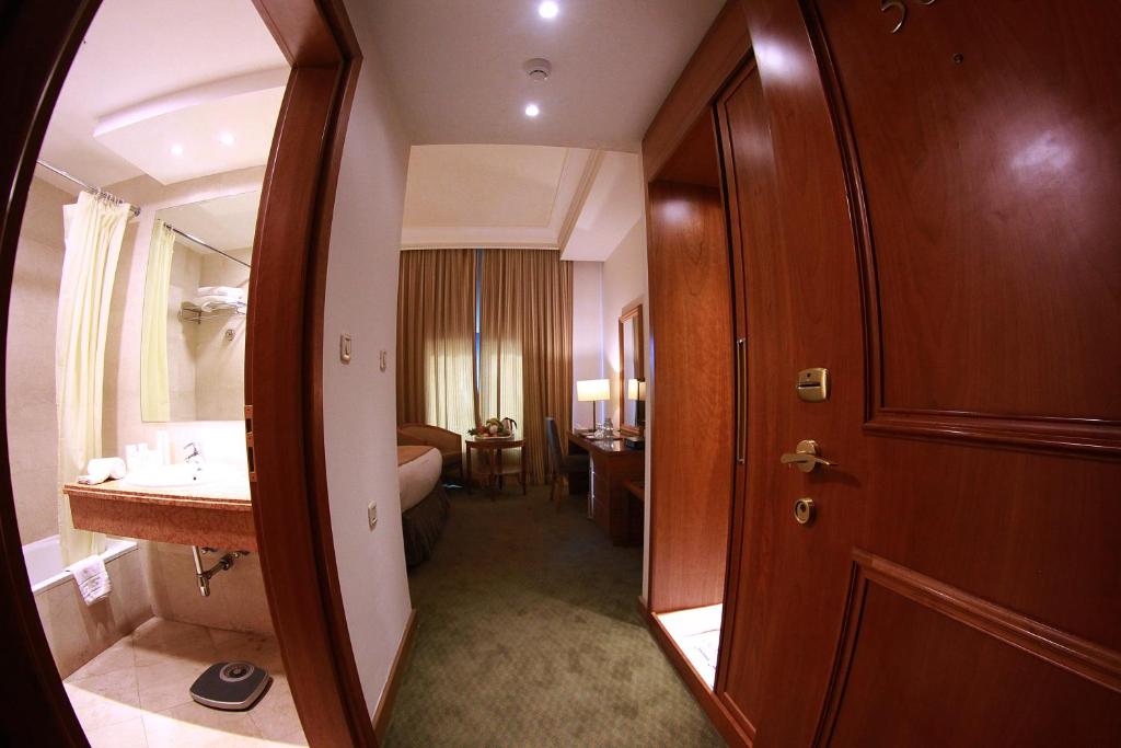 Koupelna v ubytování Sadeen Amman Hotel
