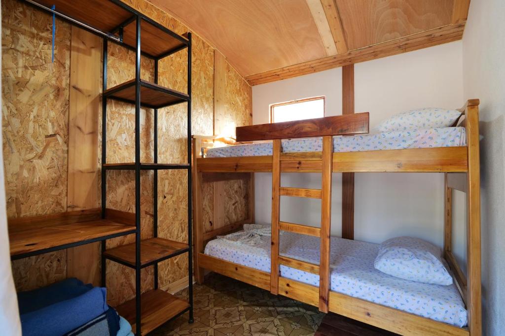 Letto o letti a castello in una camera di Tropikal Freskia Bunec