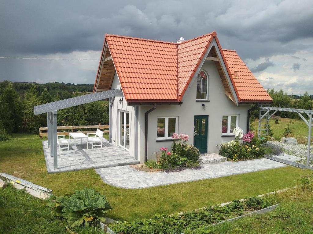 a small house with an orange roof at Domek letniskowy in Kolno