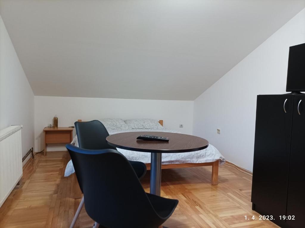 Una televisión o centro de entretenimiento en Apartments Dobra Vila