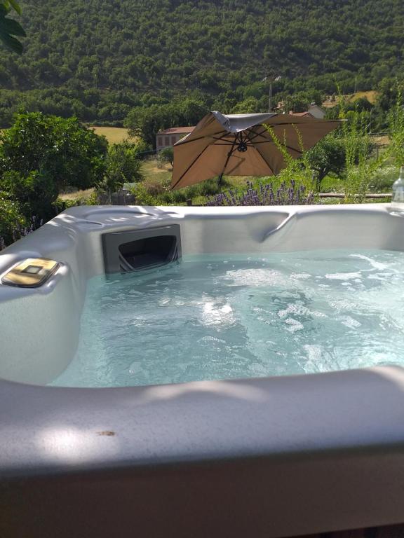 Bazén v ubytování Agriturismo campagna in compagnia nebo v jeho okolí