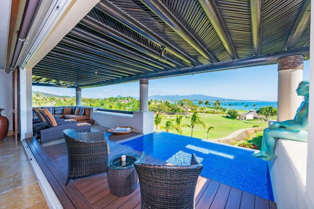un patio con vista al mar en PH Vista Encanto - Mita Residential at Punta Mita, en Punta Mita