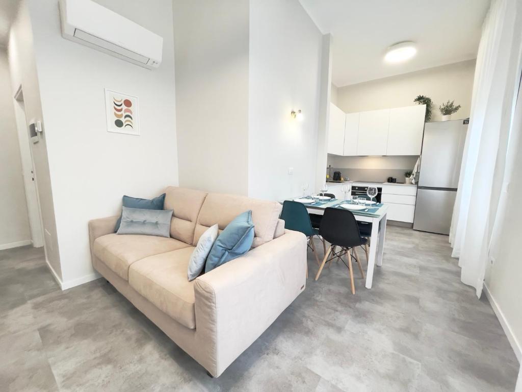 un soggiorno con divano e tavolo di KATUA Cozy Apartment - close to the downtown a Pavia