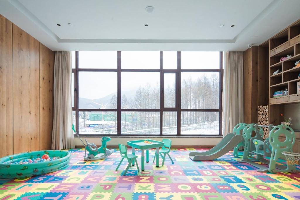 una sala de juegos para niños con un tobogán y una mesa en Holiday Inn Jilin Beidahu, an IHG Hotel en Jilin