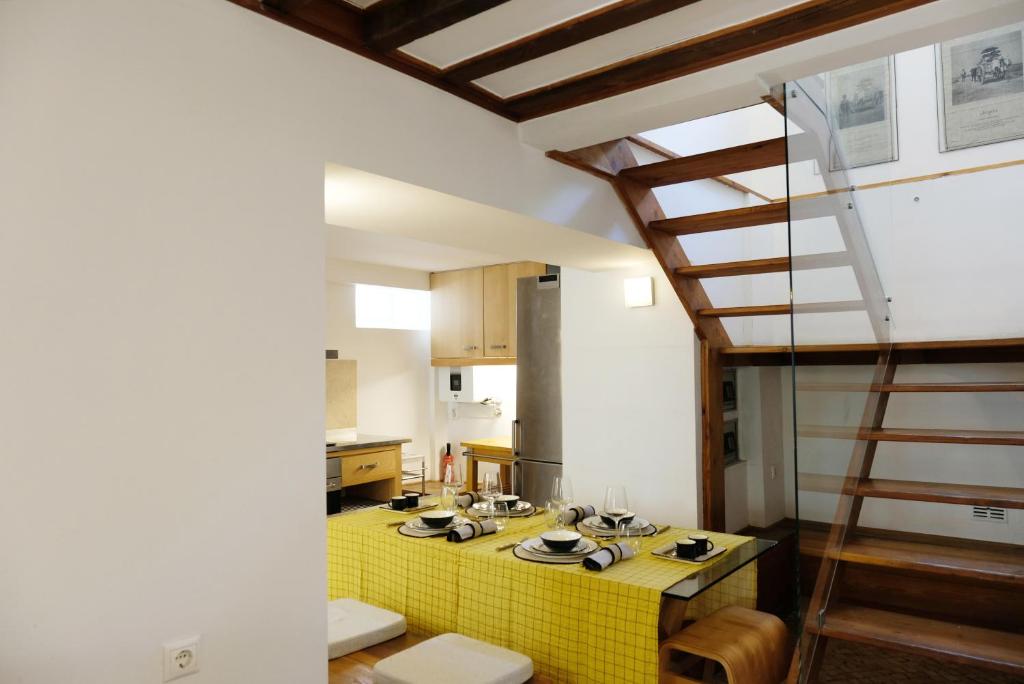 uma cozinha com um balcão amarelo num quarto em Lisbon City Villa em Lisboa