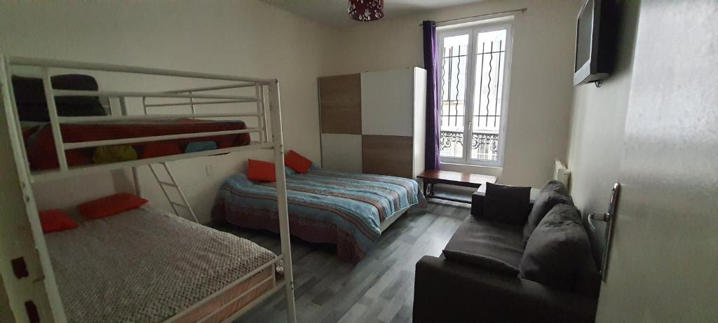 - un salon avec des lits superposés et un canapé dans l'établissement Appartement 2 pièces Paris 20ème, à Paris