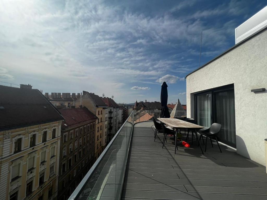 - un balcon avec une table et des chaises dans un bâtiment dans l'établissement VP Suites, à Budapest