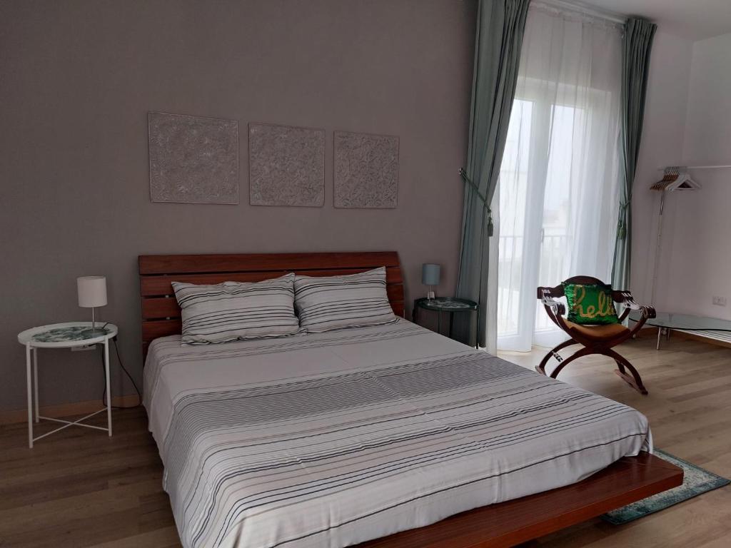 - une chambre avec un grand lit et une fenêtre dans l'établissement Casa Montefinese1, à Casamassima
