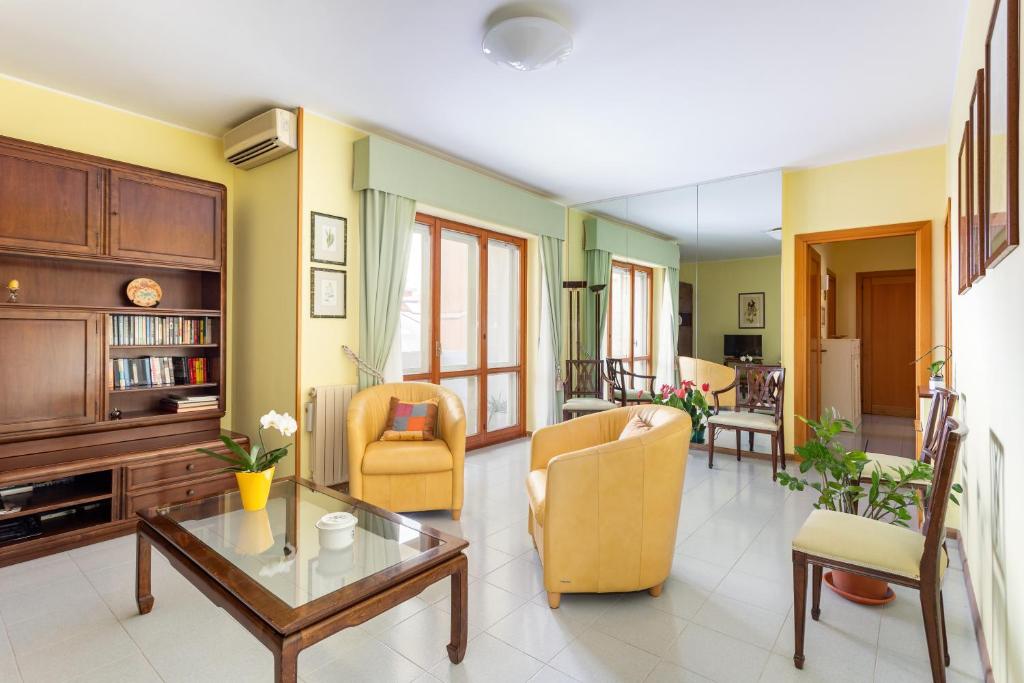 Casa Grazia في أوريستانو: غرفة معيشة مع طاولة وكراسي