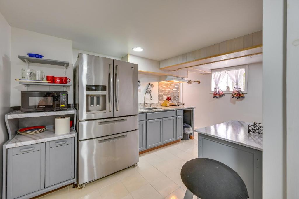 A kitchen or kitchenette at East Hartford Studio about 4 Mi to Downtown Hartford!