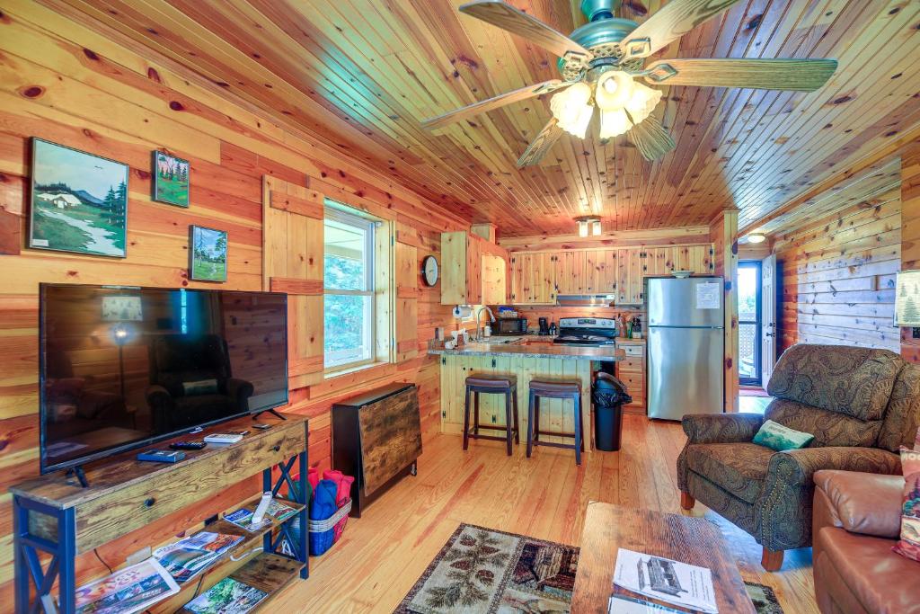 En tv och/eller ett underhållningssystem på Blue Ridge Mountain Cabin with Views and Hot Tub