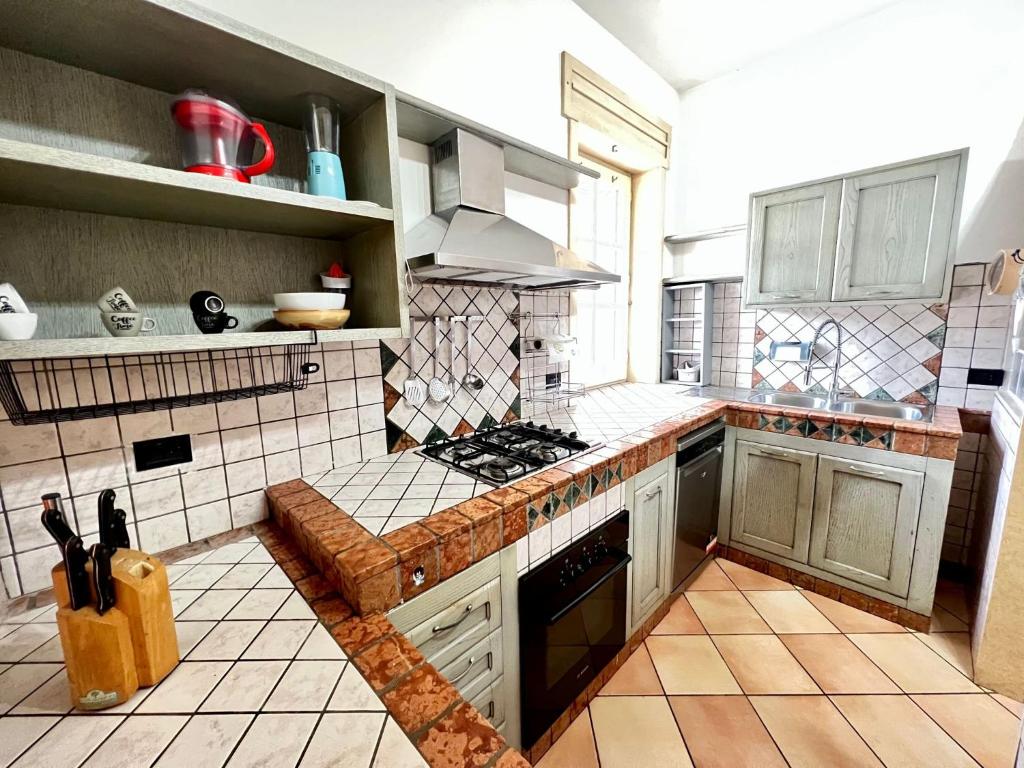 Kuchyň nebo kuchyňský kout v ubytování AMBRA’S HOME