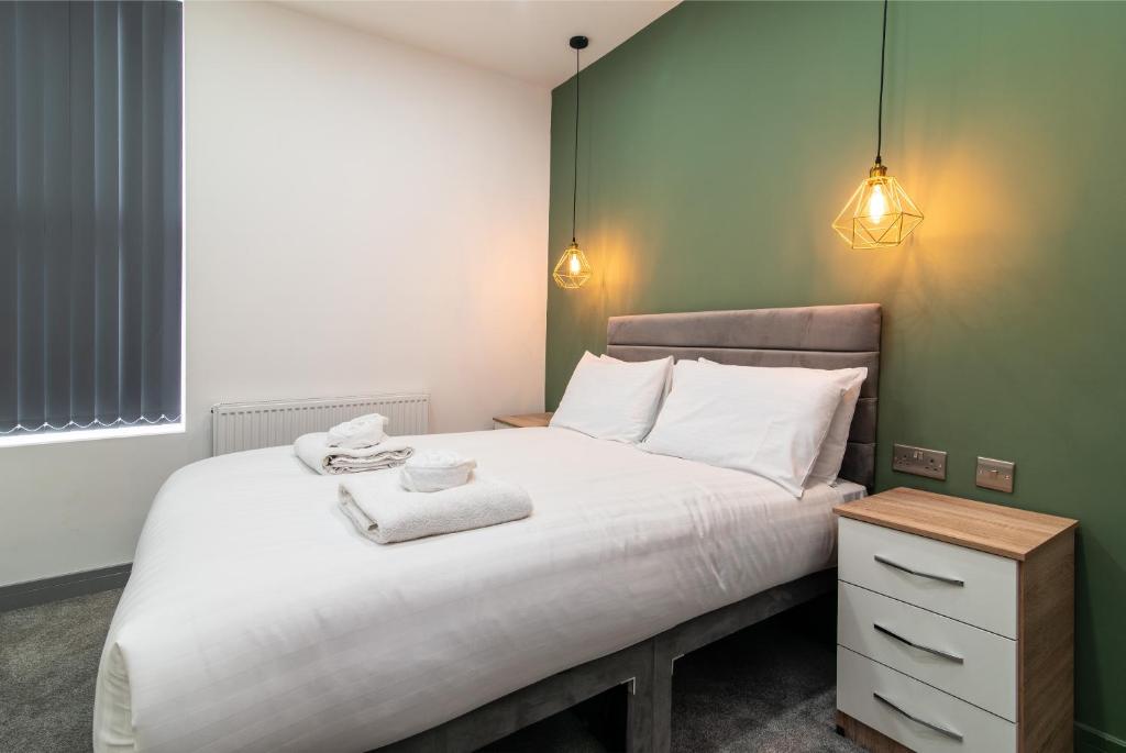 1 dormitorio con 1 cama blanca grande y mesita de noche en 2BR Derby City Centre Flat 3 - Charnwood Flat en Derby