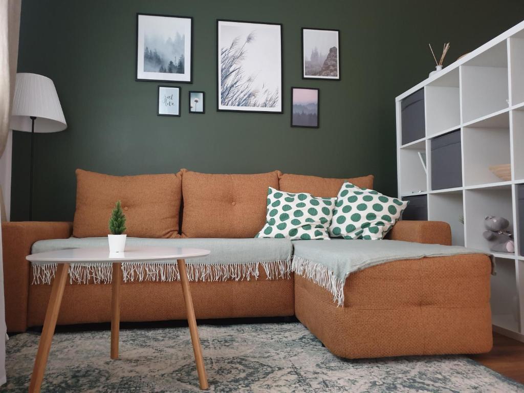 uma sala de estar com um sofá e uma mesa em Apartma Thermos em Krapinske Toplice