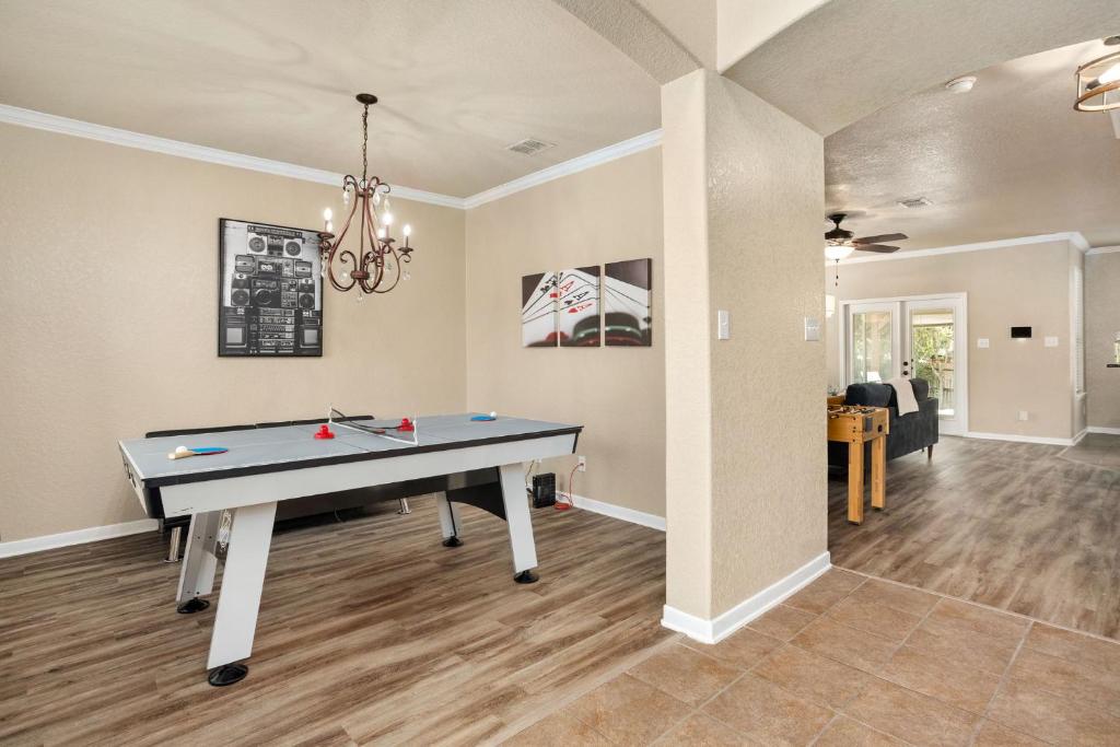 a dining room with a ping pong table in it at Cibolo Sa Getaway Wi-fi Bbq Games Parking in Cibolo