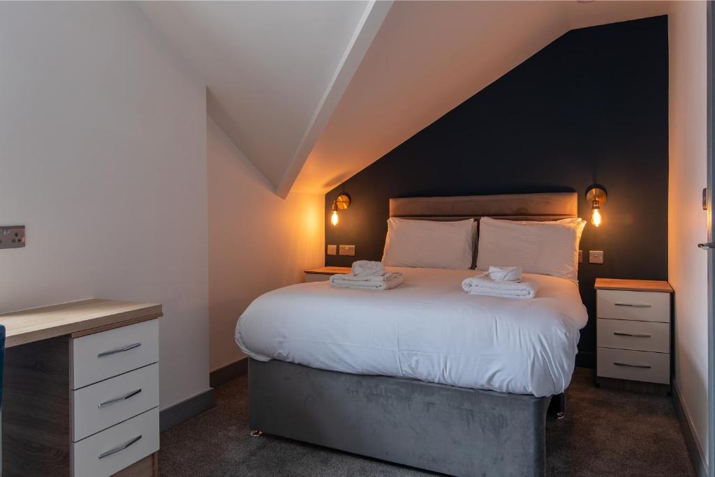 una camera da letto con un letto e due asciugamani di 1BR Derby City Centre Flat 5 - Charnwood Flat a Derby