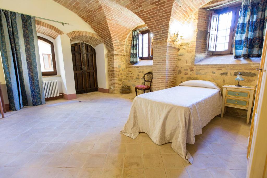 Postel nebo postele na pokoji v ubytování Borgo Colognola - Dimora Storica