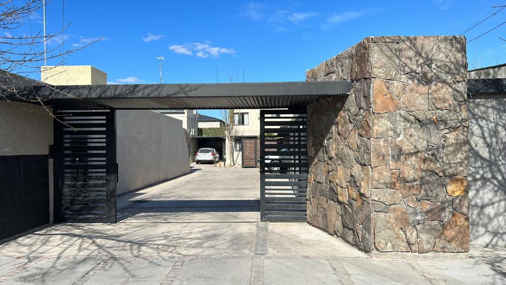 トゥヌヤンにあるDos Aguasの石壁の建物の石の入り口