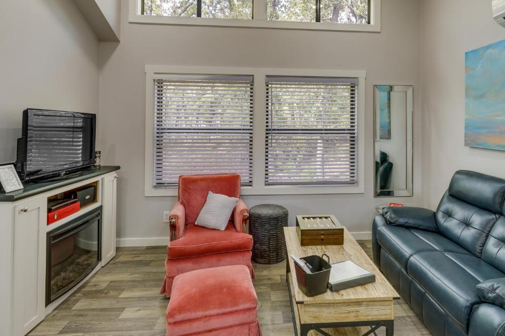 un salon avec un canapé et une table dans l'établissement Fishing Pond Minervas Cottage in West Point!, à Winchester