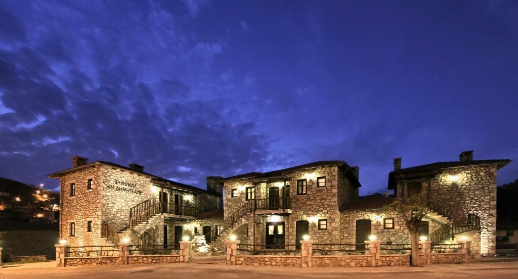 un vieux bâtiment en pierre avec des lumières allumées la nuit dans l'établissement En Dimitsani, à Dimitsana