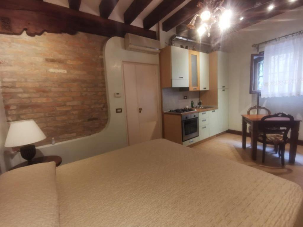 Kuchyňa alebo kuchynka v ubytovaní Canal View Studio Flat