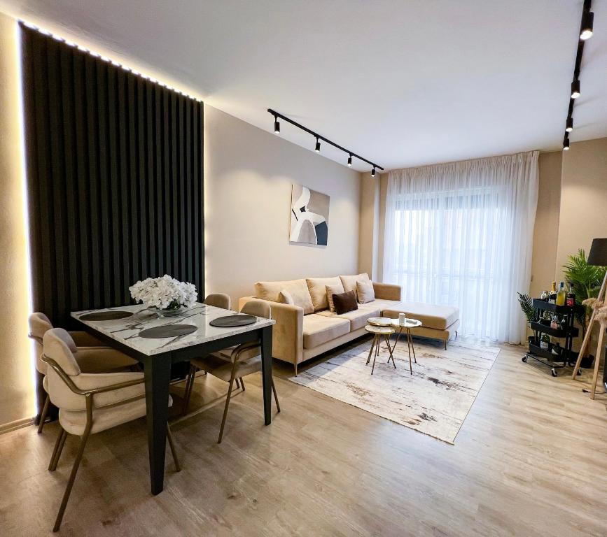 salon ze stołem i kanapą w obiekcie Boba’s apartment w Durrës