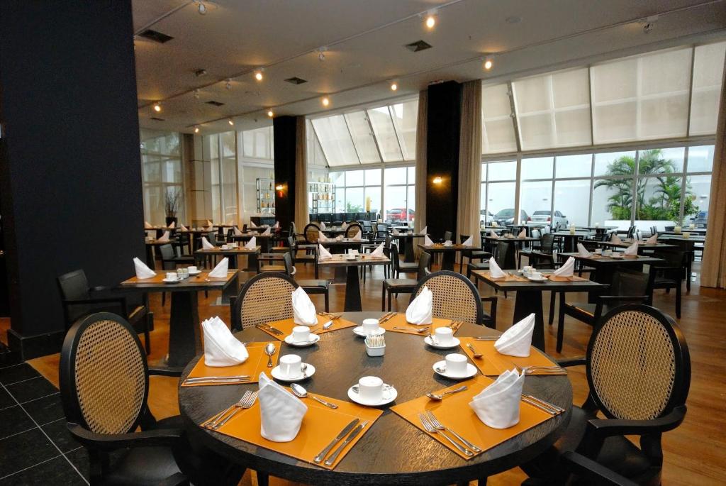 Restaurace v ubytování Golden Tulip Porto Vitória