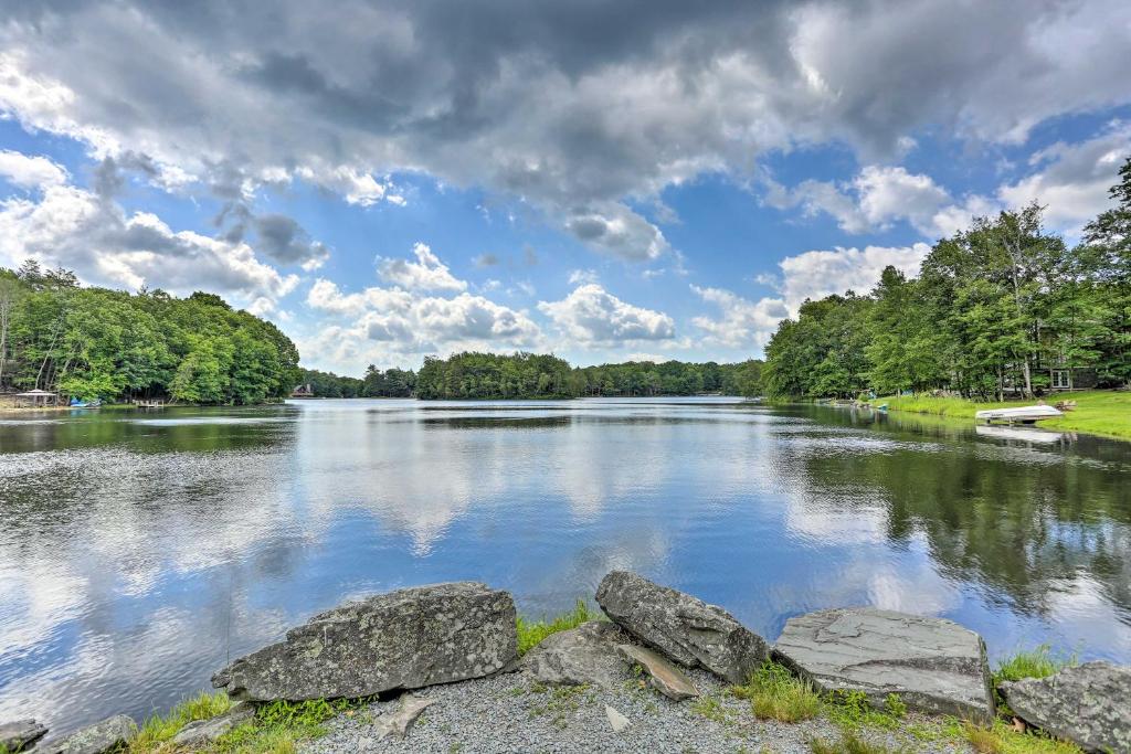 Casa o chalet Charming Lake Ariel Home with Deck and Community Perks