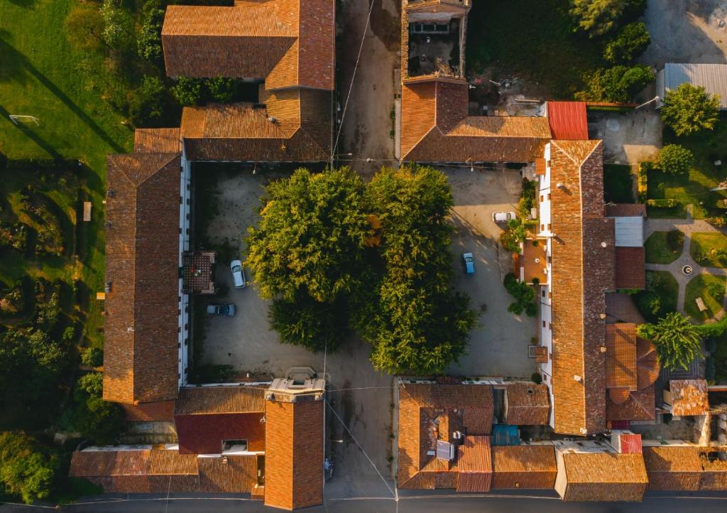 una vista sul soffitto di un gruppo di case di TENUTA ACTON DI LEPORANO a Girello