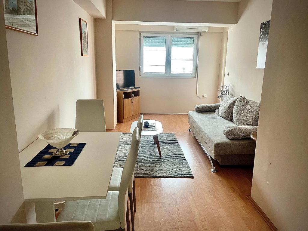 奥赫里德SM Apartment Center的客厅里有一张桌子和一张沙发