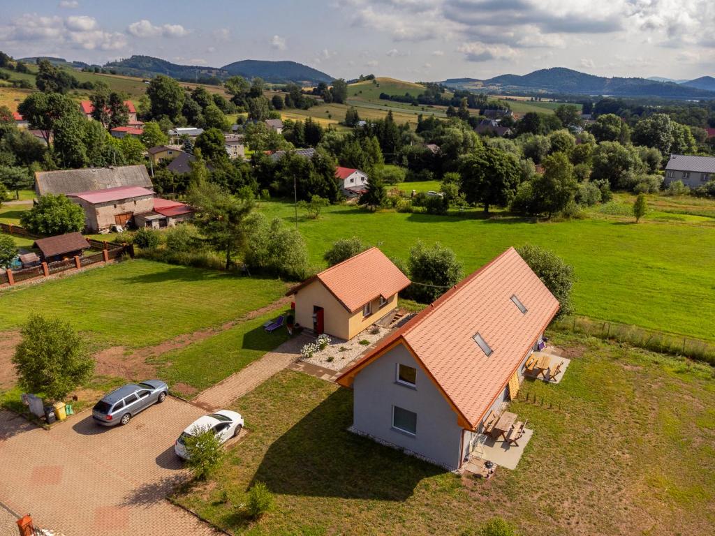 eine Luftansicht eines Hauses mit einem Auto auf dem Feld in der Unterkunft Domek w Górach in Lubawka