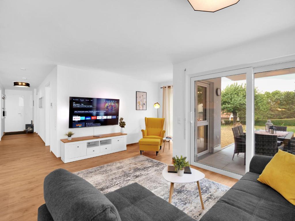 a living room with a couch and a tv at INhome 3x TV - Terrasse - Küche - Parken- Netflix in Crailsheim